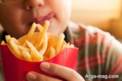 کودکی که تازه شروع به تغذیه با غذاها می کند باید از غذا های کم نمک استفاده شود