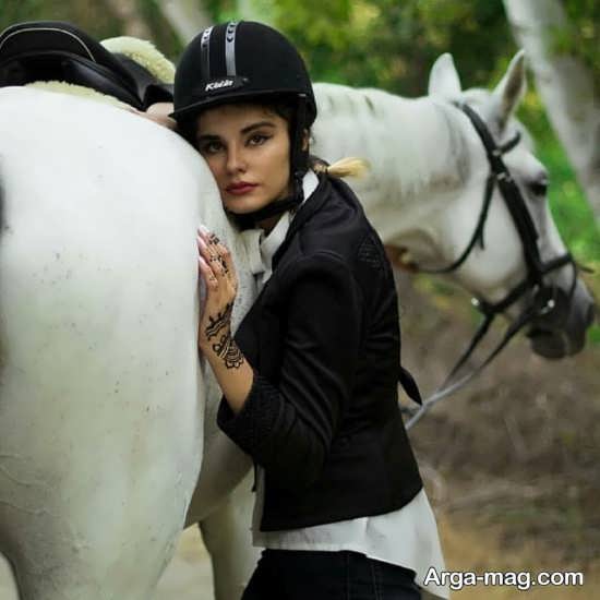 ژست دخترانه فانتزی و عاشقانه با اسب سفید