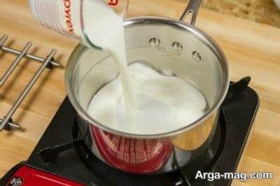 ریختن شیر درون ظرف 