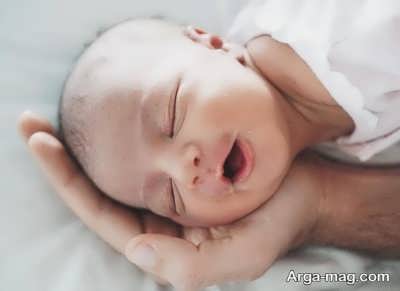 دلیل لبخند زدن نوزادان در خواب