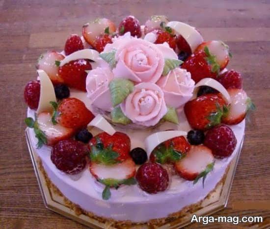 تزیین زیبای کیک با میوه توت فرنگی 