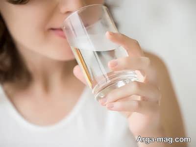 تاثیر نوشیدن آب در درمان خانگی سوزش ادرار