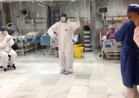 رقص پزشکان در بیمارستان برای بالا بردن روحیه ی پزشکان