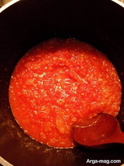 اضافه کردن گوجه فرنگی به پیاز و رب 