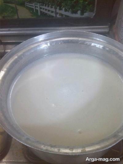 قرار دادن شیر سویا روی حرارت گاز 
