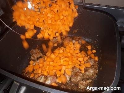 تفت دادن هویج خرد شده 