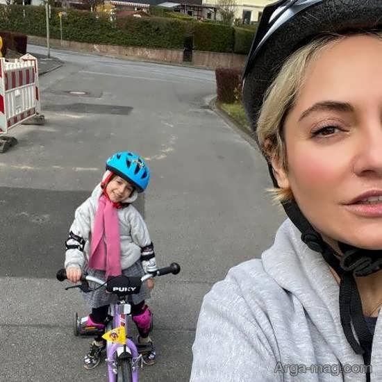 دوچرخه سواری مهناز افشار و دخترش در دوران کرونایی!