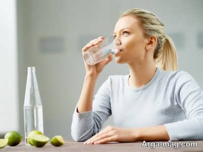 تاثیر نوشیدن آب در رفع مزه فلز در دهان