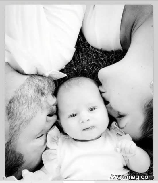 ژست عکاسی آتلیه نوزاد با پدر و مادر
