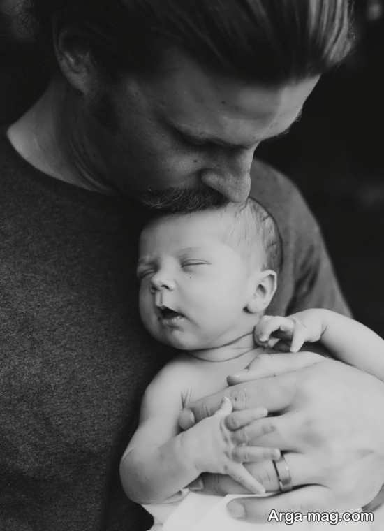 ژست عکس نوزاد و پدر در آتلیه