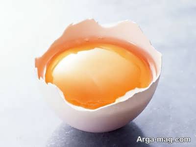 استفاده از یک لیوان آب برای تشخیص تخم مرغ تازه 