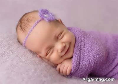 لبخند زدن نوزاد در خواب و معنای آن 