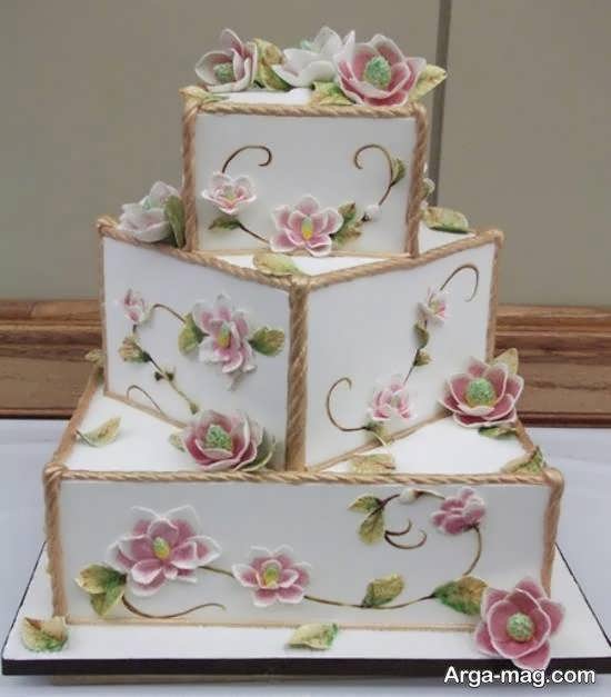 مجموعه ای کیک های عروس سه لایه مربع شکل