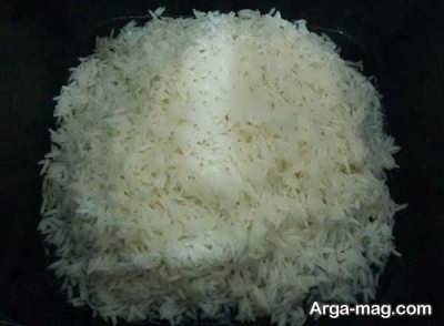 ریختن برنج درون قابلمه 
