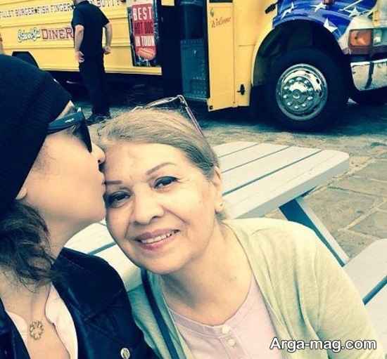 عکس جدید نیکی کریمی و مادرش در خارج