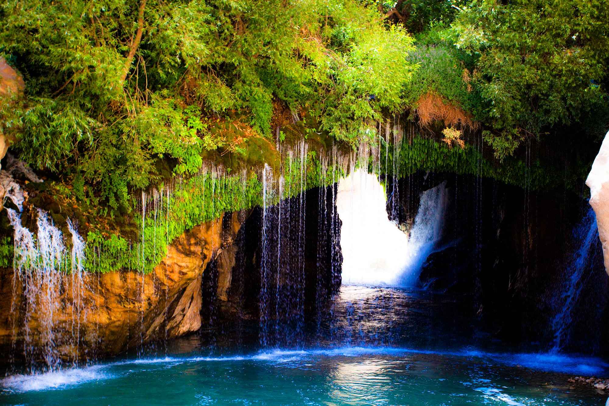 آبشار مرتفع آب ملخ