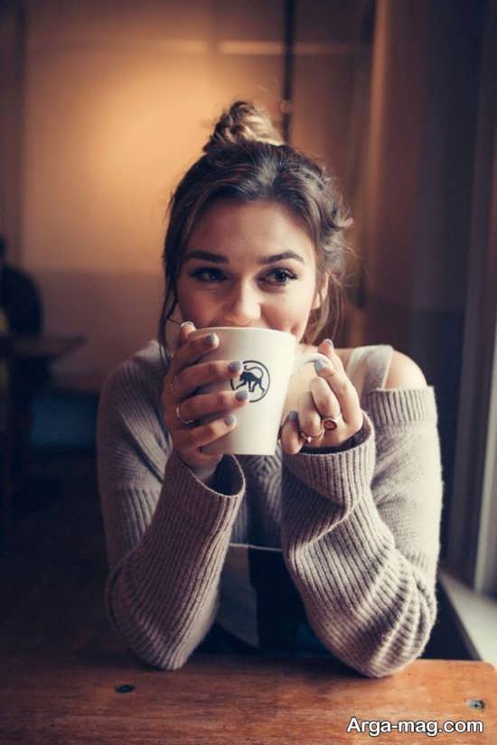 ژست عکس دخترانه با قهوه