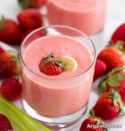دستور تهیه گلاسه موز و توت فرنگی در منزل 