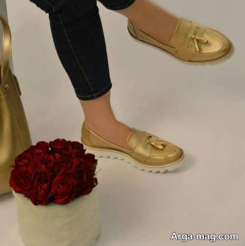 کفش اسپرت طلایی 