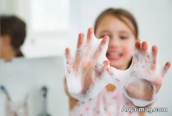آموختن شستن دست ها به کودکان