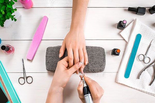برای ورود به بازار کار کاشت ناخن به چه ابزارهایی نیاز داریم؟