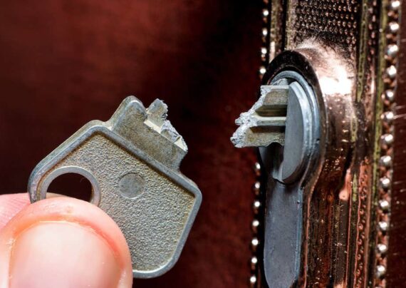 بیرون کشیدن کلید شکسته در قفل