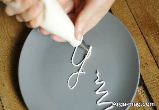 آموزش نوشتن روی کیک با خامه سفید و رنگی