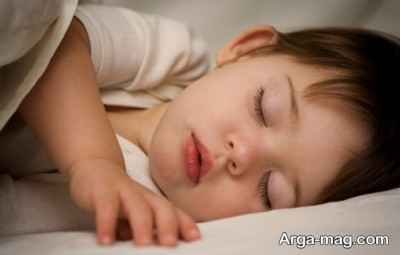 مقابله با خوابیدن کودک با خانواده