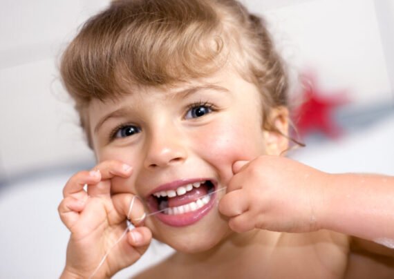 نخ دندان کشیدن برای کودکان