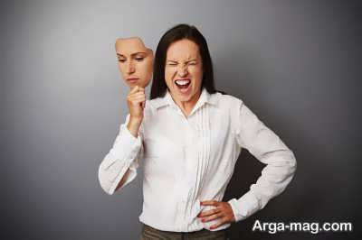 آثار تظاهر به احساسات غیر واقعی