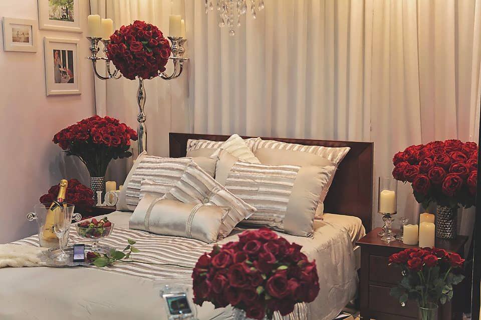 تزیین اتاق عروس 1401 به شکلی زیبا با گلبرگ، گل، بادکنک و ...