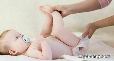 دلایل گریه کودک هنگام مدفوع
