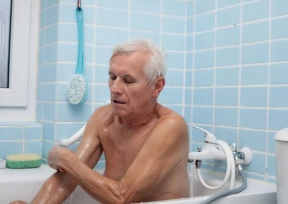 حمام کردن سالمندان در خانه