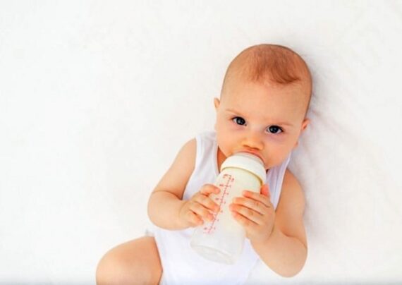 ترفندهایی برای عادت دادن نوزاد به شیشه شیر