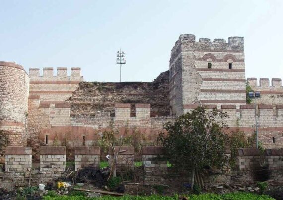 نمایی از دیوارهای قسطنطنیه