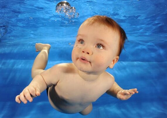 مهم ترین فواید شنای نوزاد