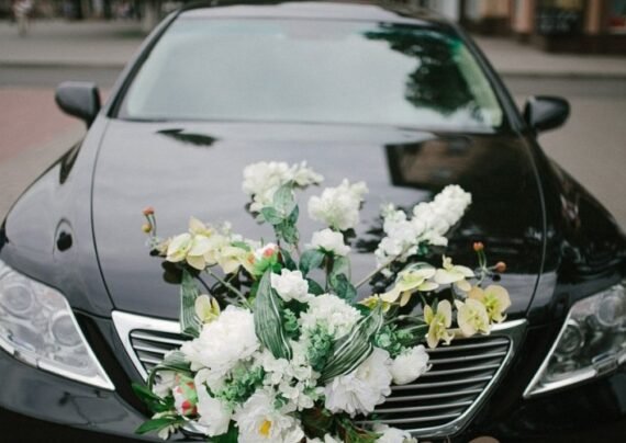 ایده های جذاب تزیین ماشین عروس با گل سفید