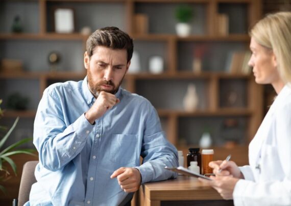 سرفه های مداوم یکی از علائم زخم مری