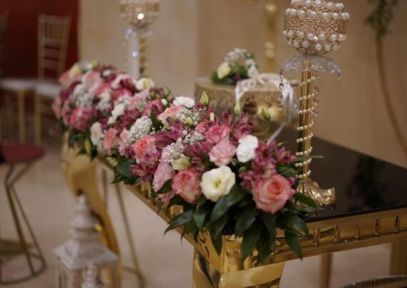 ایده های جذاب و زیبا تزیین میز با گل