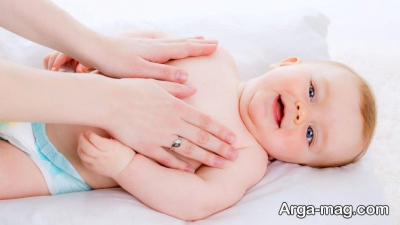 ماساژ شکم نوزاد برای درمان کولیک یا همان قولنج