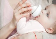 علت شیر نخوردن نوزاد در گرما چیست و راههای درمان