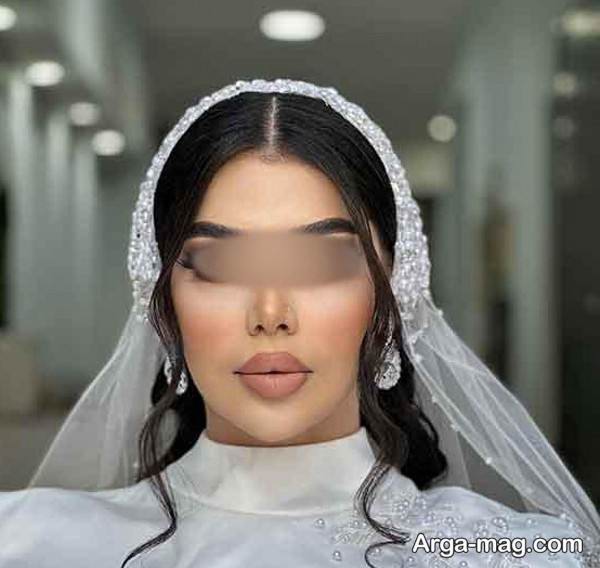 آرایش موی نیمه باز عروس با فرق راست ۱۴۰۵