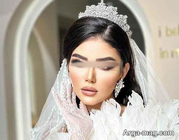 مدل شینیون نیمه باز عروس با تاج ۱۴۰۵