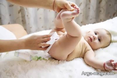 تمیز کردن کودکان با دستمال مرطوب 