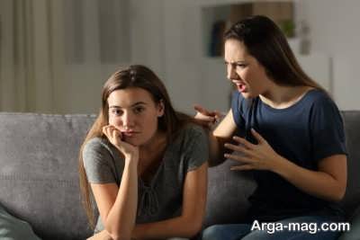 حراف بودن از ویژگی های رفیق سمی است. 