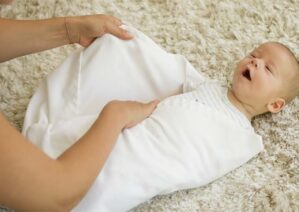 آموزش قنداق کردن نوزاد مرحله به مرحله
