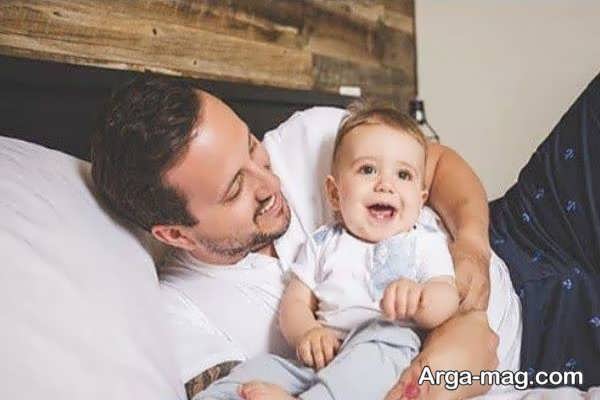 بازی با نوزاد 9 ماهه و تقویت چشم و دست