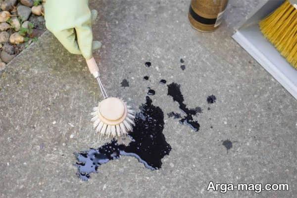 از بین بردن لکه روغن ماشین با نوشابه