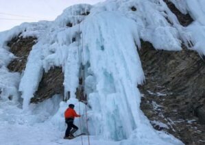 آبشار یخی نوا در زمستان