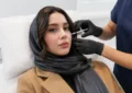خانمی در کلینیک زیبایی در حال تزریق فیلر گونه است